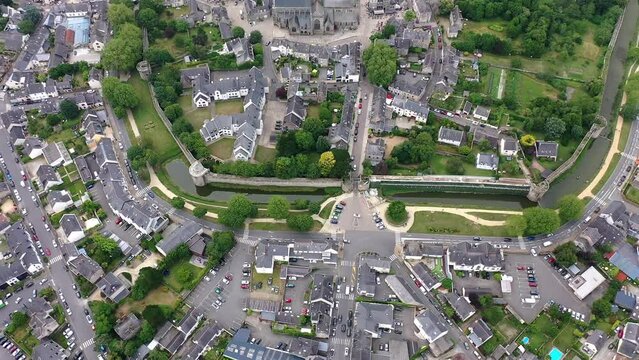  Flug &uuml;ber die historische Altstadt mit Stadtmauer aus dem Mittelalter, im Zentrum die Stiftskirche Saint-Aubin, Guerande, D&eacute;partement Loire Atlantik, Pays de la Loire, Frankreich