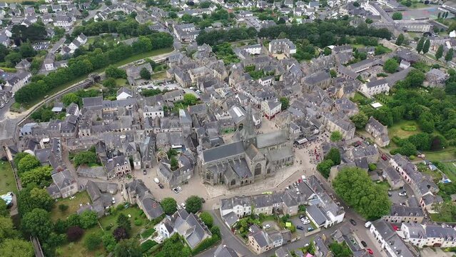 Flug &uuml;ber die historische Altstadt mit Stadtmauer aus dem Mittelalter, im Zentrum die Stiftskirche Saint-Aubin, Guerande, D&eacute;partement Loire Atlantik, Pays de la Loire, Frankreich