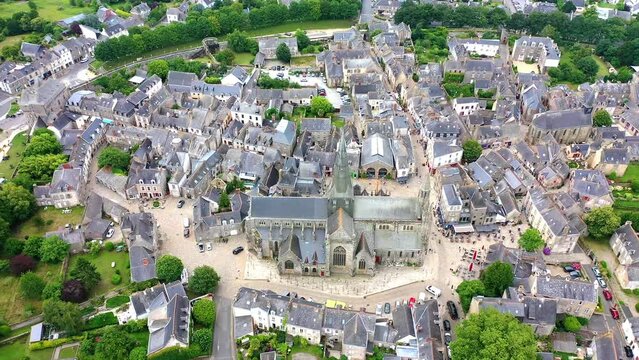 Flug &uuml;ber die historische Altstadt mit Stadtmauer aus dem Mittelalter, im Zentrum die Stiftskirche Saint-Aubin, Guerande, D&eacute;partement Loire Atlantik, Pays de la Loire, Frankreich