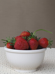 Reife Erdbeeren in einer Schale
