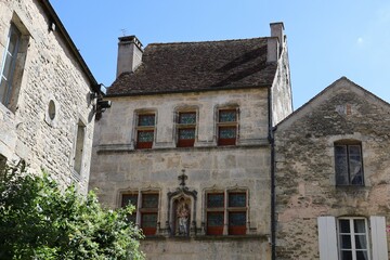 Fototapeta na wymiar Maison typique, vue de l'extérieur, village de Flavigny sur Ozerain, France