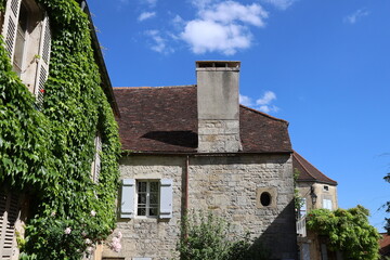 Fototapeta na wymiar Maison typique, vue de l'extérieur, village de Flavigny sur Ozerain, France