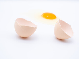中身がこぼれた生卵
