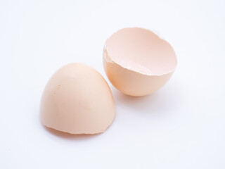 白背景の上に置かれた卵の殻
