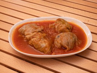 ひき肉をキャベツで巻いた料理「ロールキャベツ」
