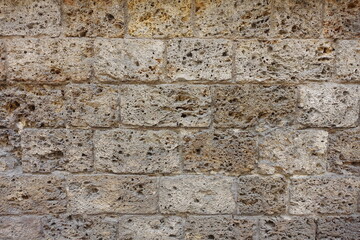 Mur en pierres poreuses et calcaires