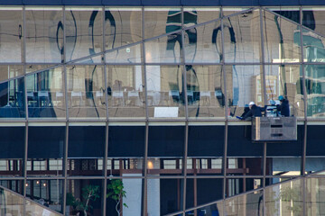 まど拭き作業の風景