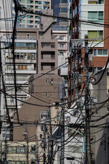 Fototapeta na wymiar 東京の赤坂6丁目の電線と電柱そして建物