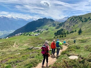 Fototapeta na wymiar Wanderer / Wandergruppe wandern auf Fiescheralp nach Riederalp in der Aletsch Arena beim Aletschgletscher im Wallis - Berge Schweiz 