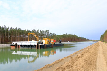 Fototapeta na wymiar May 01 2022 - Oder-Havel Wasserstrasse, Brandenburg, Germany: construction work on the canal