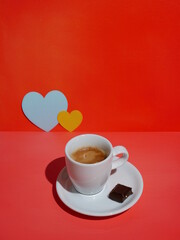 Tasse de café, chocolat et cœurs. Concept fête des pères, grands-parents ou amour du café