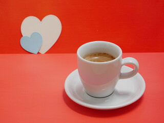 Tasse de café et cœurs. Fond orange. Concept fête des pères, grands-parents ou amour du café