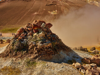 Zona geotérmica famosa por sus pozas de lodo hirviendo y sus fumarolas de gases sulfúricos. Hverir Islandia 