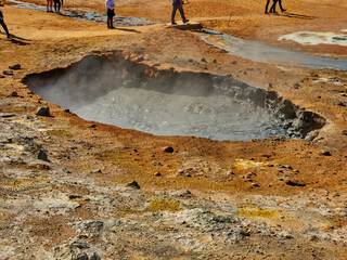 Zona geotérmica famosa por sus pozas de lodo hirviendo y sus fumarolas de gases sulfúricos. Hverir Islandia 