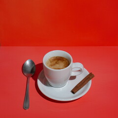 Tasse de café et bâtons de cannelle