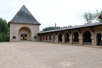 Abbaye Sainte Marie de la pierre qui vire, vue de l'extérieur, village de Saint Leger Vauban,...
