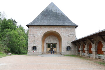 Abbaye Sainte Marie de la pierre qui vire, vue de l'ext&eacute;rieur, village de Saint Leger Vauban, d&eacute;partement de l'Yonne, France