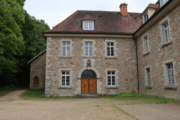 Fototapeta na wymiar Abbaye Sainte Marie de la pierre qui vire, vue de l'extérieur, village de Saint Leger Vauban, département de l'Yonne, France