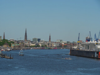Die Stadt Hamburg, der Hafen und die Elbe