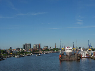 Fototapeta na wymiar Hamburg und die Elbe