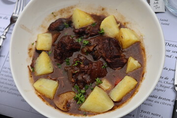 Boeuf bourguignon accompagné de pommes de terre, ville de Vezelay, département de l'Yonne, France
