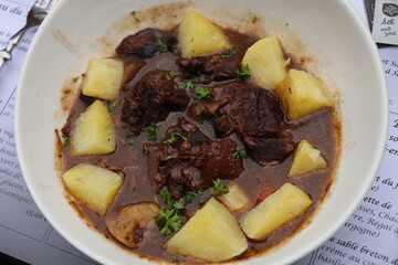 Boeuf bourguignon accompagné de pommes de terre, ville de Vezelay, département de l'Yonne, France