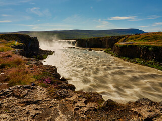 Cascada y rio Godafoss  en Islandia con abundante agua