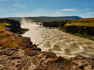 Cascada y rio Godafoss  en Islandia con abundante agua