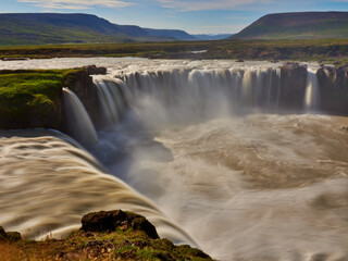 Cascada y rio Godafoss  en Islandia con abundante agua