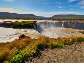 Cascada y rio Godafoss  en Islandia con abundante agua