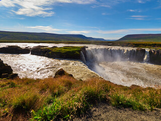 Cascada y rio Godafoss  en Islandia con abundante agua