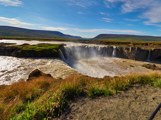 Cascada y rio Godafoss  en Islandia con abundante agua