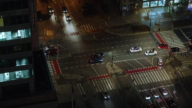 Ruch miejski w centrum miasta nocą