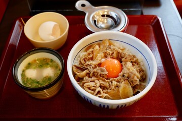 牛丼と生卵とスープのセット