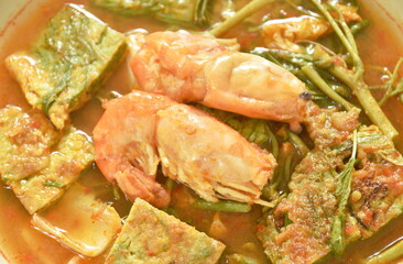 boiled shrimp and fried egg stuffed climbing wattle vegetable in spicy sour soup on plate