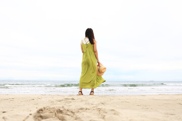 Fototapeta na wymiar 砂浜に立つ女性