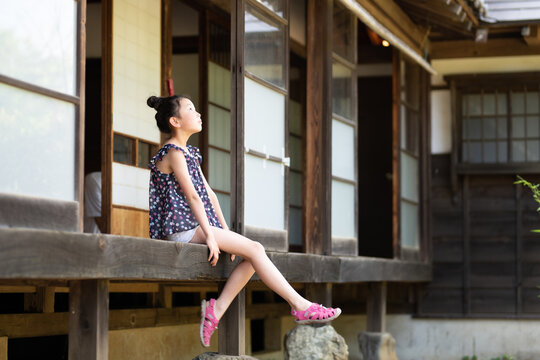 縁側に座る少女