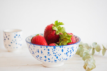 Bol de fresas con fondo blanco