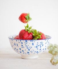 Bol de fresas. Fotografía con efecto movimiento