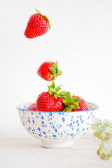 Bol de fresas. Fotografía con efecto movimiento