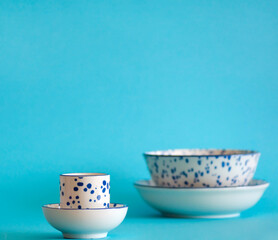 Bajilla blanca con motas azules. Fondo azul