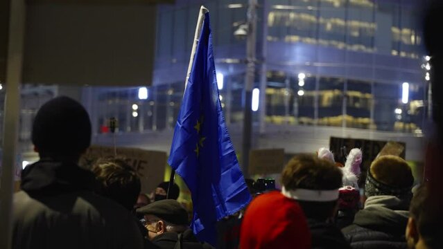 Flaga unii europejskiej na protescie w centrum miasta