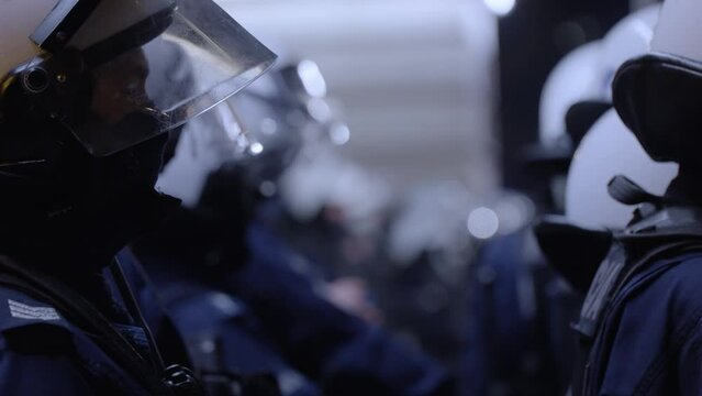 protest, tłum, protestujacy, ludzie, piesi, strajk, marsz, noc, gniew, zadyma, media, policja, mundur, munduyrowi, kaski, pałki, strajkujacy, ochtona, kordon