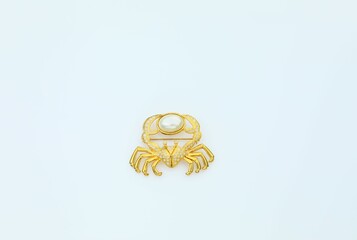 Crab detailed gold tone brooch pin vintage costume jewelry fashion accessory - obrazy, fototapety, plakaty