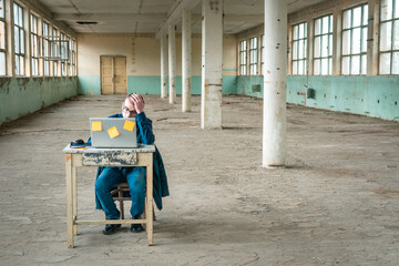 Photo of a student with a laptop in front of him, preparing for the exam.