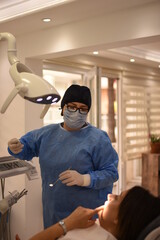 Dentist doing dental treatment with her assistant(dişil)