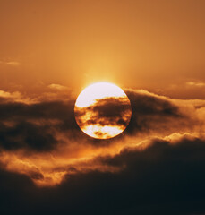 Abendsonne im Wolkenschleier 