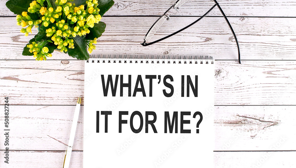 Aufkleber what's in it for me text concept write on notebook on wooden background
