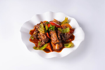 жареное мясо с овощами в соусе. на белом фоне