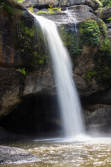 Obraz premium Waterfalls and beautiful nature in the forest on Khao Yai National Park in Thailand.